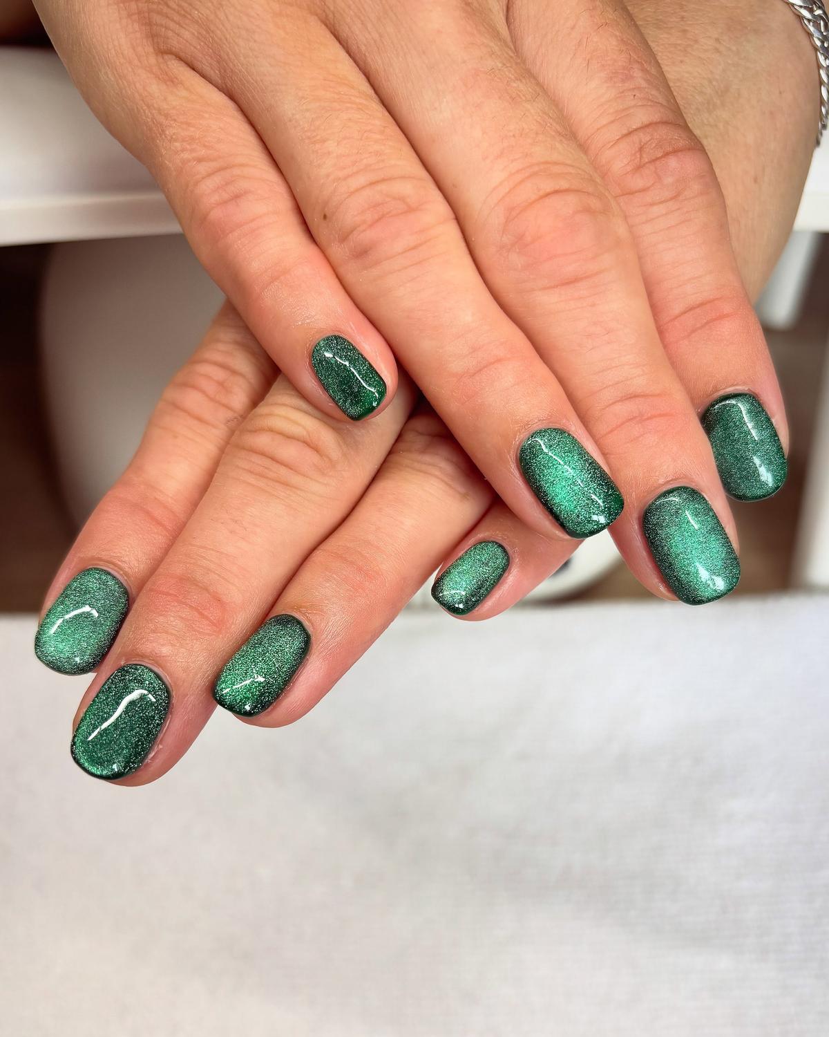 Short deep-emerald cat-eye gel nails