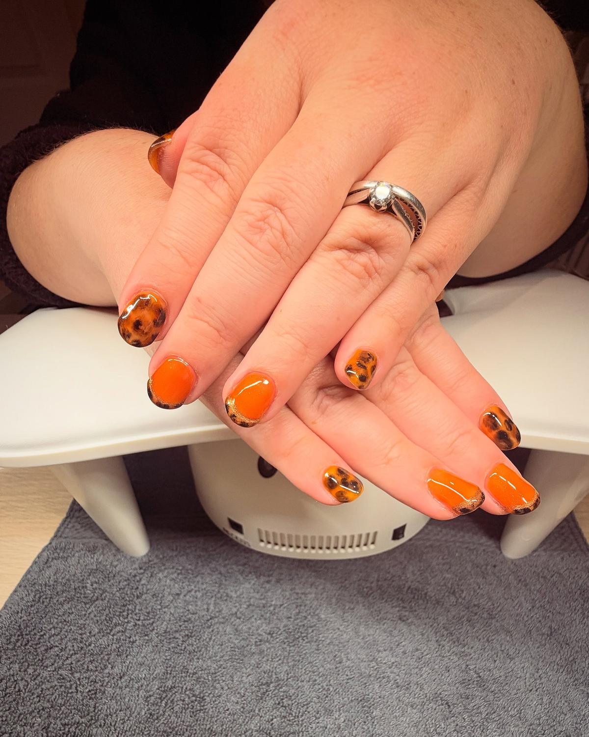 Autumn set: bright orange and tortoiseshell nails with gold edge detail